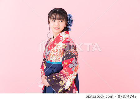 Elementary school girl wearing a hakama 87874742