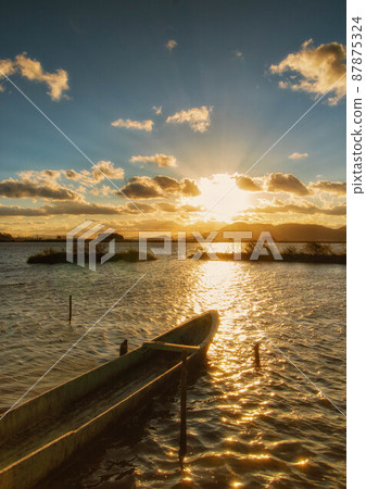 It is an evening view of the lake in the west of Omihachiman City, Shiga Prefecture. 87875324