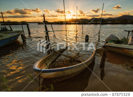 It is an evening view of the lake in the west of Omihachiman City, Shiga Prefecture. 87875329