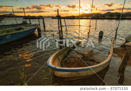 It is an evening view of the lake in the west of Omihachiman City, Shiga Prefecture. 87875330