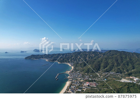 從可以看到二神島的中島上方看到的瀨戶內海[愛媛縣松山市中島] 87875975