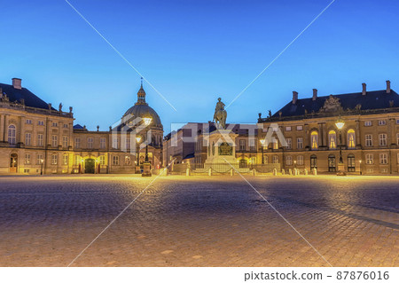Copenhagen Denmark, night city skyline at Amalienborg Palace 87876016