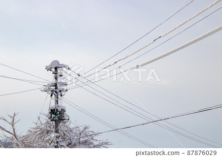 日本冬天電線上的雪 日本冬天電線上的雪 87876029