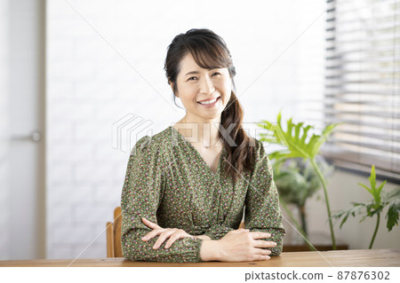 阿拉菲夫女人微笑著看著相機 87876302
