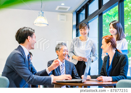 Staff having a meeting in the office 87877231