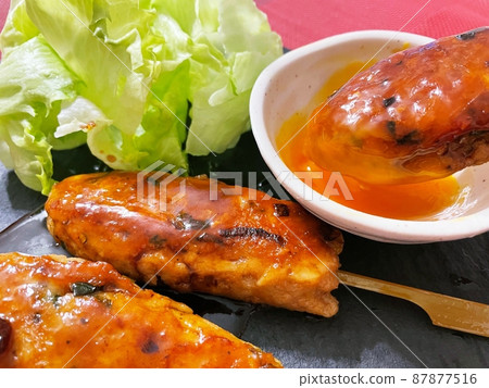 Chicken meatballs eaten with egg yolk 87877516