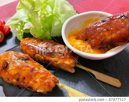 Chicken meatballs eaten with egg yolk 87877517