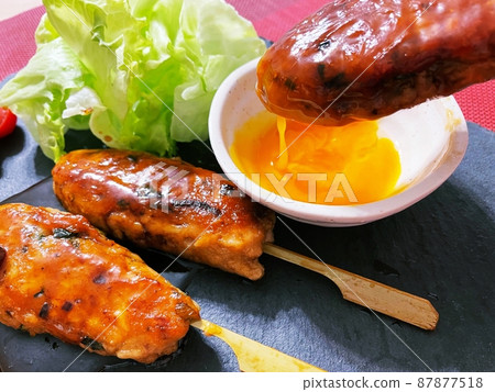 Chicken meatballs eaten with egg yolk 87877518