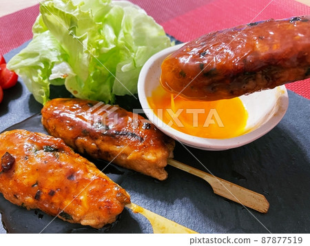 Chicken meatballs eaten with egg yolk 87877519