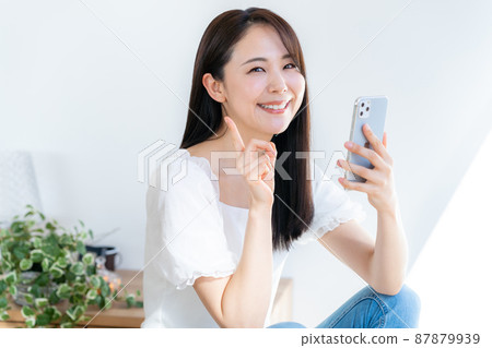 看智能手機的少婦 87879939