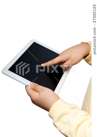 children using smart devices 87880189