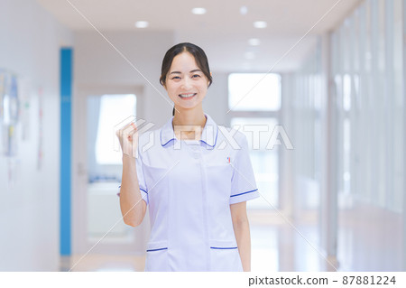 走廊裡的醫務人員擺出膽子的姿勢 圖片合作:中央技校附屬日本語學校 走廊裡的醫務人員擺出膽子的姿勢 圖片合作:中央技校附屬日本語學校 87881224