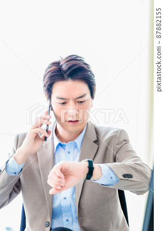 A businessman calling in the office 87882155