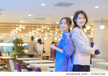 辦公室裡的年輕工程師女人 87882190