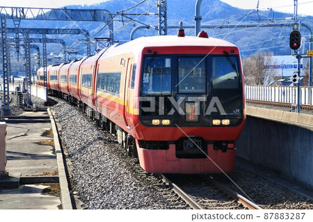 Enter Tochigi Station with Mt. Taihei in the background ... Direct limited express 253 series train 87883287
