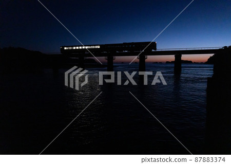 JR九州地方線日南線的Kiha 40，運行在日南市南鄉鎮的一座鐵橋上，東方的天空已成為一個神奇的時刻。 87883374