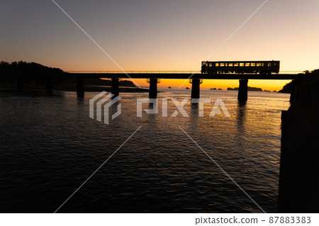 Kiha 40 on the JR Kyushu Local Line Nichinan Line, which runs on an iron bridge in Nango Town, Nichinan City, where the eastern sky has become a magic hour. Kiha 40 on the JR Kyushu Local Line Nichinan Line, which runs on an iron bridge in Nango Town, Nichinan City, where the eastern sky has become a magic hour. 87883383
