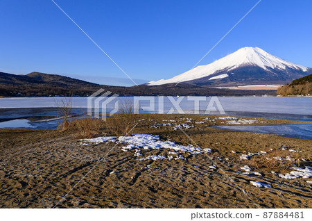 (Yamanashi Prefecture) Early morning view of Lake Yamanaka and Mt. Fuji, severe winter 87884481