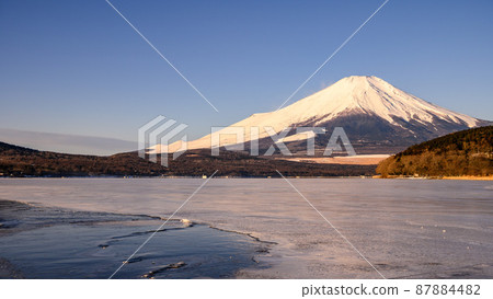 (山梨縣)山中湖和富士山的清晨景色,嚴冬 (山梨縣)山中湖和富士山的清晨景色,嚴冬 87884482