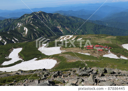 [Ishikawa Prefecture/Gifu Prefecture, July] Hakusan Mountain Range: Murodo Center and Hakusan Betsuyama viewed from the summit of Mt. Gozenmine 87886445