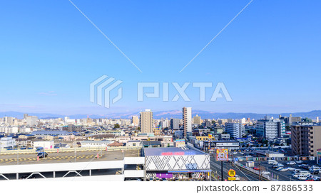 熊本市“以阿蘇山為背景的代安町十字路口附近的城市景觀”2022年（2月） 87886533