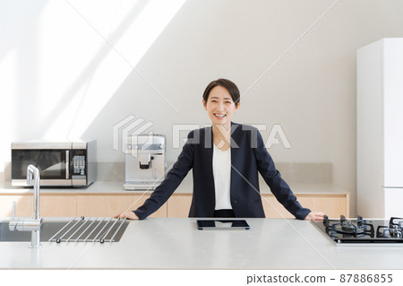 Home sales staff female 87886855