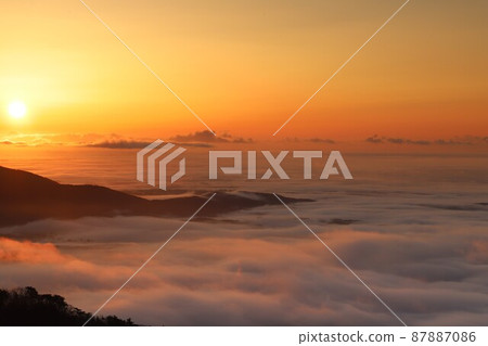 Tsukuba mountain range, Mt. Ryujin and Kashima region floating in the sea of clouds from the summit of Ashio Tsukuba mountain range, Mt. Ryujin and Kashima region floating in the sea of clouds from the summit of Ashio 87887086