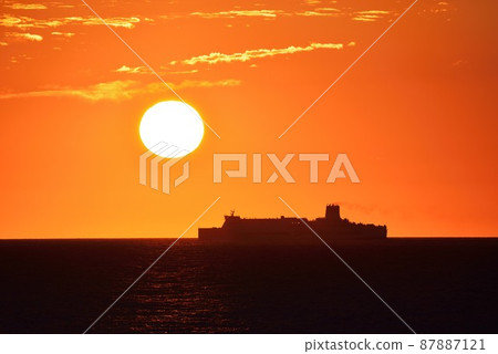 Ferries and sunsets sailing off the Shakotan Peninsula 87887121
