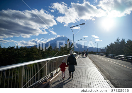富士山 / 冬天 / 橋 / 行人 / 父母 / 孩子 / 風景 / 太陽 / 人行道 87888936