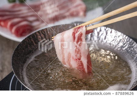 Shabu-shabu: Let the pork go through the soup stock 87889626