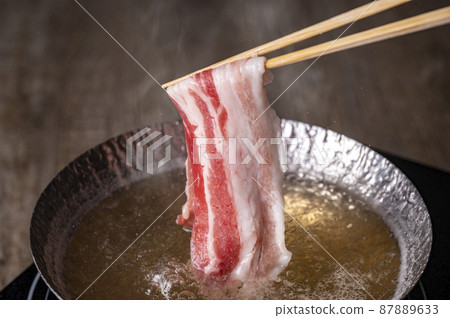 涮涮鍋：讓豬肉通過湯料 87889633