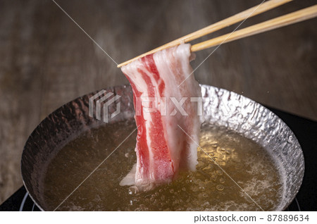 涮涮鍋：讓豬肉通過湯料 87889634