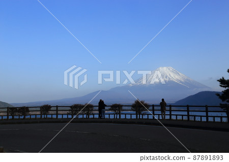 本栖湖和富士山【山梨縣身延町：本栖湖展望公園】 87891893