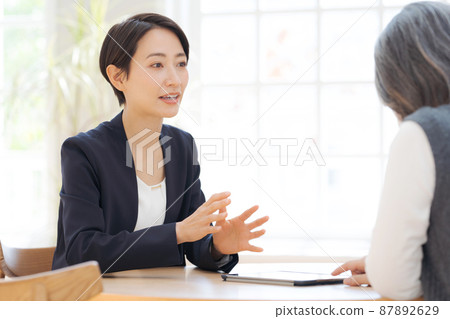 Working women customer service interview consultation Working women customer service interview consultation 87892629