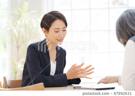 Working women customer service interview consultation Working women customer service interview consultation 87892631