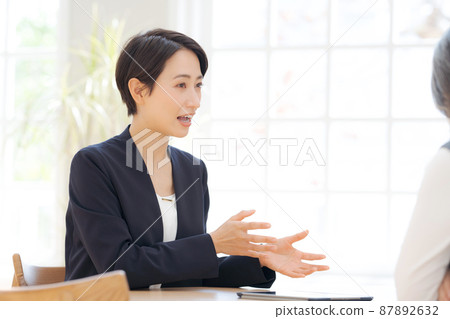 Working women customer service interview consultation Working women customer service interview consultation 87892632