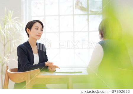 Working women customer service interview consultation Working women customer service interview consultation 87892633