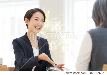 Working women customer service interview consultation Working women customer service interview consultation 87892634