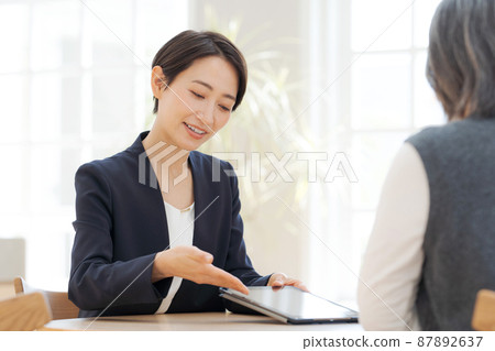 Working women customer service interview consultation Working women customer service interview consultation 87892637