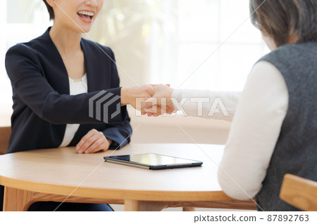 業務場景握手部分切割 87892763