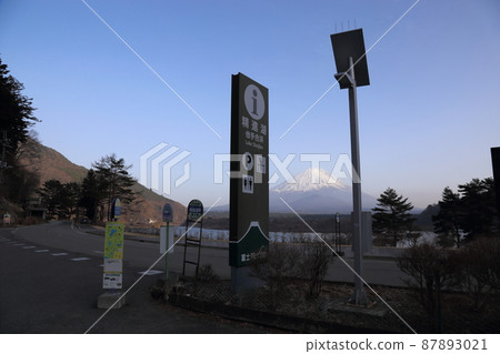 Lake Shoji and Mt. Fuji [Fujikawaguchiko Town, Yamanashi Prefecture] 87893021