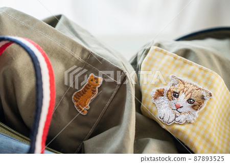 Applique attached to the backing cloth of the bag 87893525