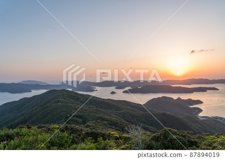 從奄美大島的高知山天文台看到的日落 87894019