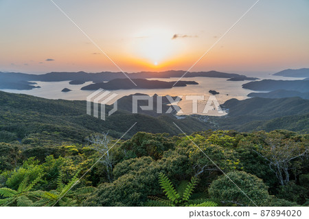 從奄美大島的高知山天文台看到的日落 87894020