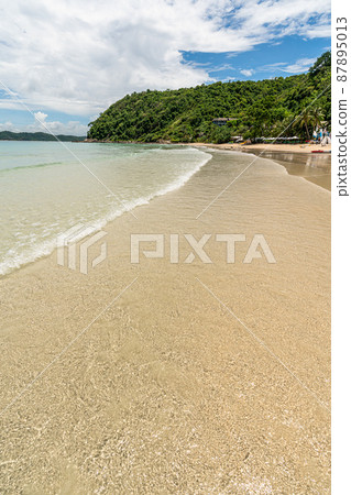 Sunny beach in Koh Samet Island, Rayong, Thailand Sunny beach in Koh Samet Island, Rayong, Thailand 87895013