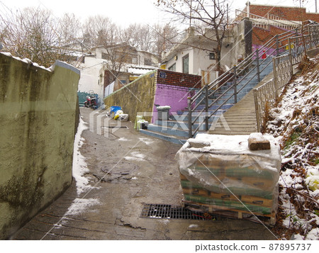 Moon Village. Residential area. Alley. Snow scene. Redevelopment 87895737