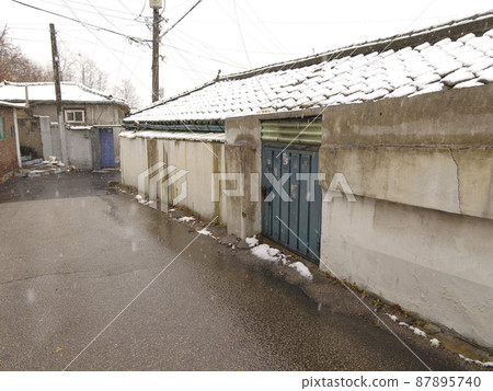 Moon Village. Residential area. Alley. Snow scene. Redevelopment 87895740