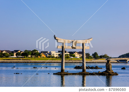 Morning scenery of Mishima water area (Kashiihamakita Park Mishima Shrine) [Higashi-ku, Fukuoka City] 87896080