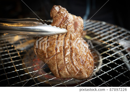 Juicy high-class roasted Japanese black beef tongue [thick sliced beef tongue] 87897226