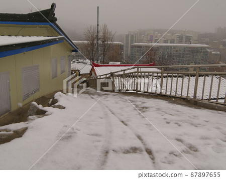 Alleyway, snow scene, stairs, redevelopment, iron gate Alleyway, snow scene, stairs, redevelopment, iron gate 87897655